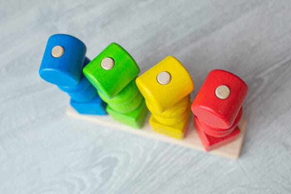 Деревянный сортер «Базовые цвета» — первая развивающая игрушка для малышей