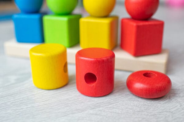 Деревянный сортер «Базовые цвета» — первая развивающая игрушка для малышей