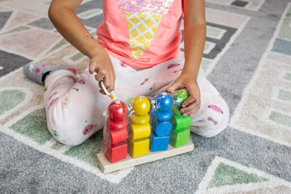 Деревянный сортер «Базовые цвета» — первая развивающая игрушка для малышей