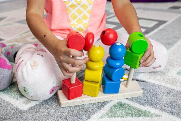 Деревянный сортер «Базовые цвета» — первая развивающая игрушка для малышей