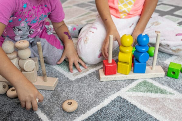 Деревянный сортер «Базовые цвета» — первая развивающая игрушка для малышей