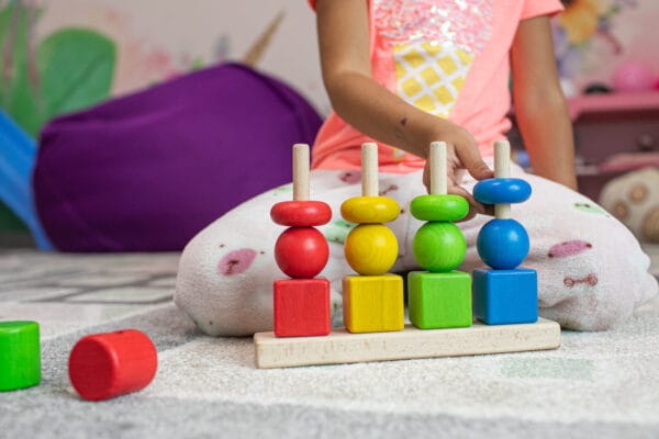 Деревянный сортер «Базовые цвета» — первая развивающая игрушка для малышей