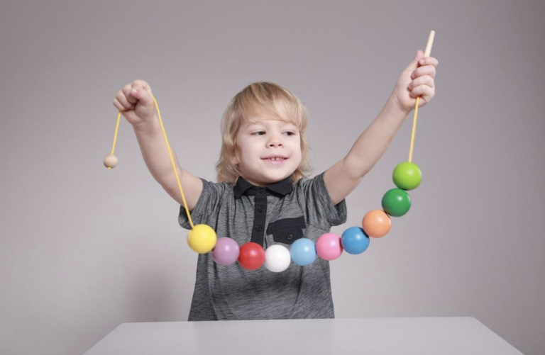 дерев'яні іграшки для малючків