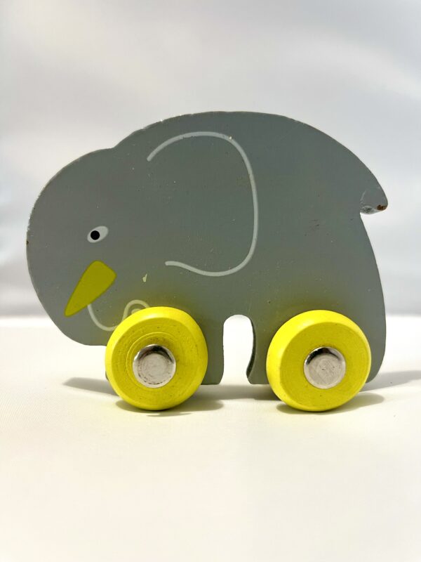 Деревяний слоник Симпатичний слоник на колесах — це символ сили та добра.