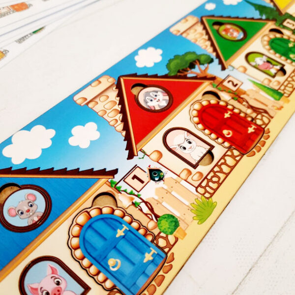 казкове селище тваринки у хатинці Запрошуємо у казкове селище з п’яти різнобарвних будиночків, де живуть веселі тваринки! 🐰🐱🐻 Ця гра допоможе малюкові розвивати увагу, логіку та слухове сприйняття: