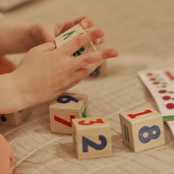 rozvyvalna-ihrashka-kubyky-matematyka-57315907859796 Розвиваючі кубики “Математика” з дерева