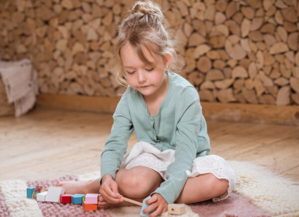 Дерев’яна шнурівка «Казкова» Cubika – лісові казкові персонажі - дівчинка грається Дерев’яна шнурівка «Казкова» Cubika – лісові казкові персонажі - дівчинка грається