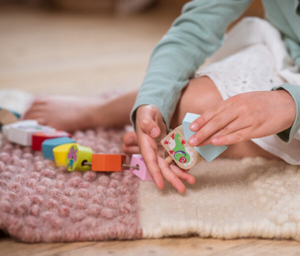 Дерев’яна шнурівка «Казкова» – лісові казкові персонажі - дівчинка грається Дерев’яна шнурівка «Казкова» – лісові казкові персонажі - дівчинка грається