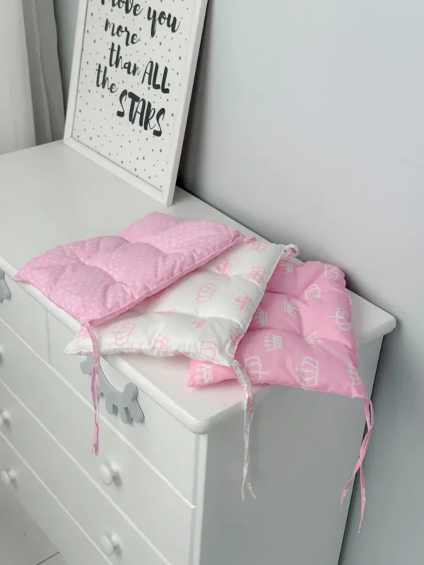 Подушка м'яка для дитячого стільчика 23х28, біла та рожева з коронами для дівчинки Подушка м'яка для дитячого стільчика 23х28, біла та рожева з коронами для дівчинки