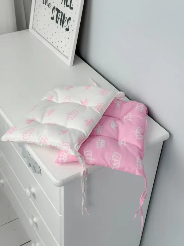 Подушка м'яка для дитячого стільчика 23х28, біла та рожева з коронами Подушка м'яка для дитячого стільчика 23х28, біла та рожева з коронами