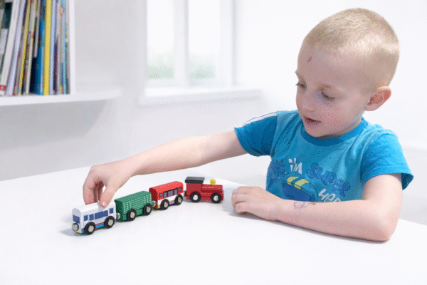 Паровозик два вагони та цистерна - потяг на магітах (4 вагона)