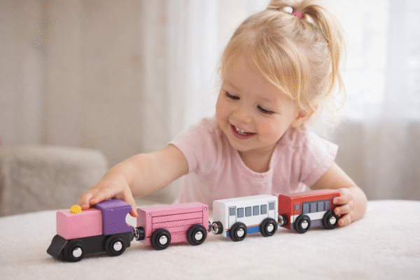 Деревянный розовый паровозик с магнитами (локомотив + 2 вагона) (Копія)